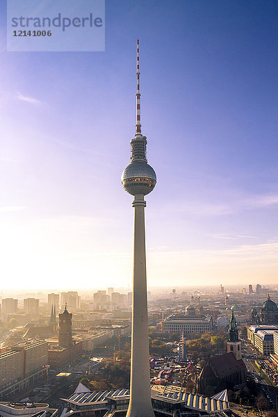 Deutschland  Berlin  Berlin-Mitte  Berliner Fernsehturm am Morgen