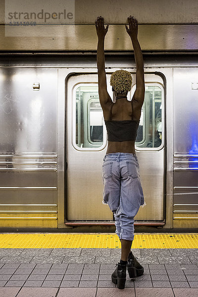 USA  New York City  Rückansicht der Frau auf dem Bahnsteig der U-Bahn-Station