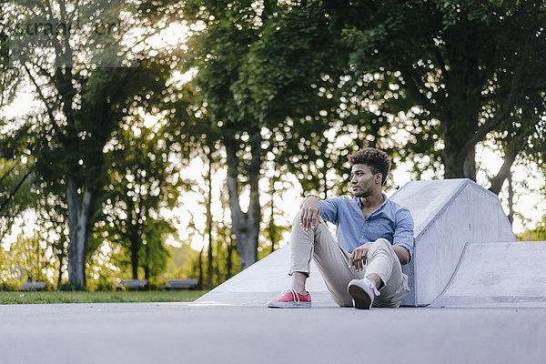 Porträt eines entspannten Mannes im Skatepark