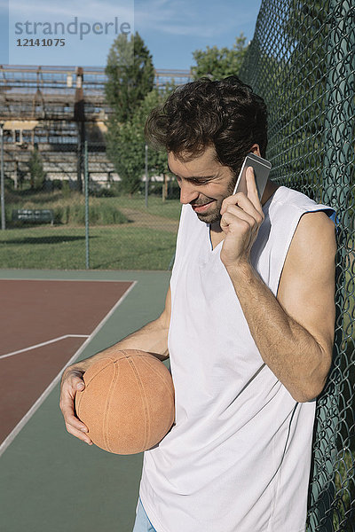 Basketballspieler am Telefon