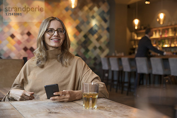 Porträt einer lächelnden Geschäftsfrau in einem Restaurant