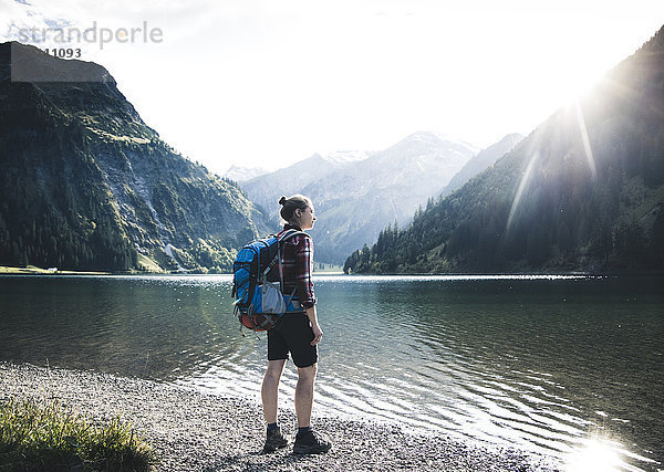 Österreich  Tirol  junge Frau beim Wandern am Bergsee