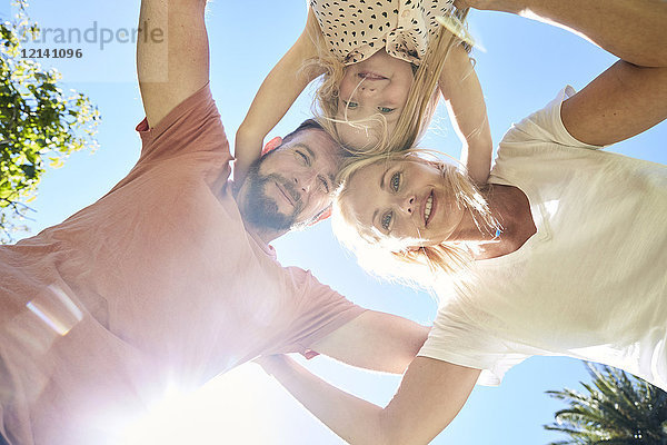Porträt einer glücklichen Familie unter blauem Himmel