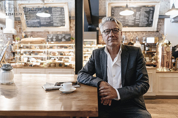 Geschäftsmann bei einer Pause im Café