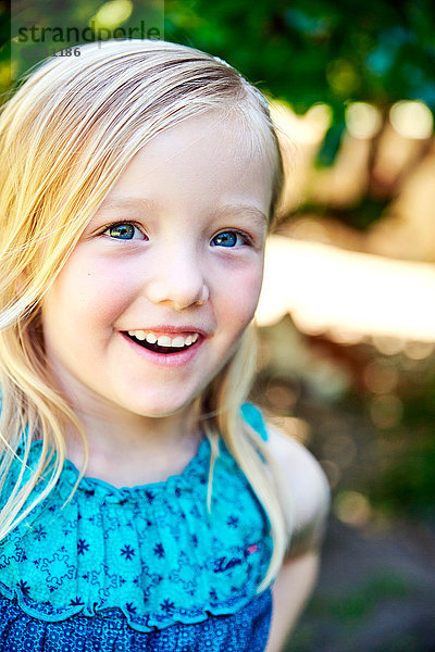 Porträt eines glücklichen Mädchens im Freien