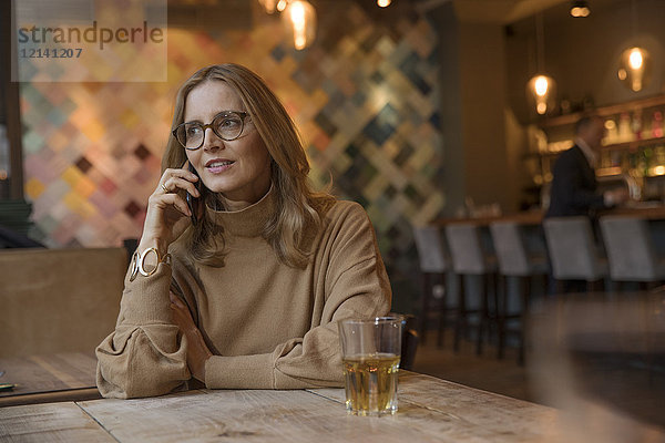 Porträt der Geschäftsfrau am Telefon in einem Restaurant