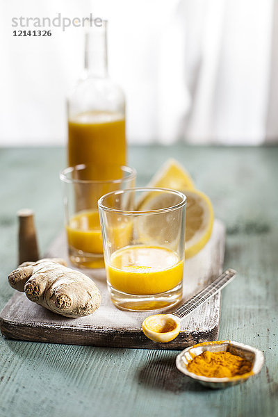 Entgiftungsgetränk  Ingwer-  Zitronen- und Orangensaft mit Kurkuma und Chilipulver
