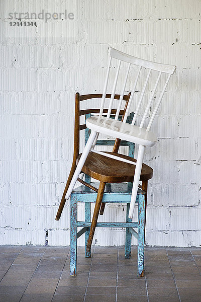 Leere Stühle gegen weiße Ziegelwand
