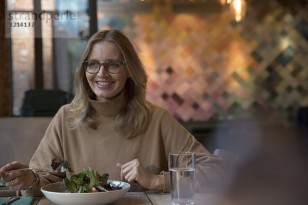 Porträt einer Geschäftsfrau beim Mittagessen in einem Restaurant