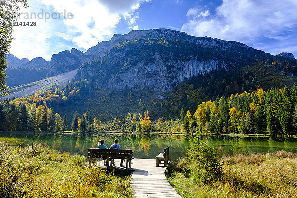 Deutschland  Bayern  Oberbayern  Chiemgau  Inzell  Frillensee  Wanderer auf der Bank im Herbst
