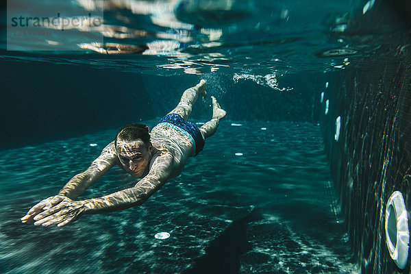 Mann beim Tauchen im Schwimmbad