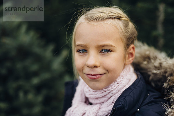 Porträt eines blonden kleinen Mädchens  lächelnd