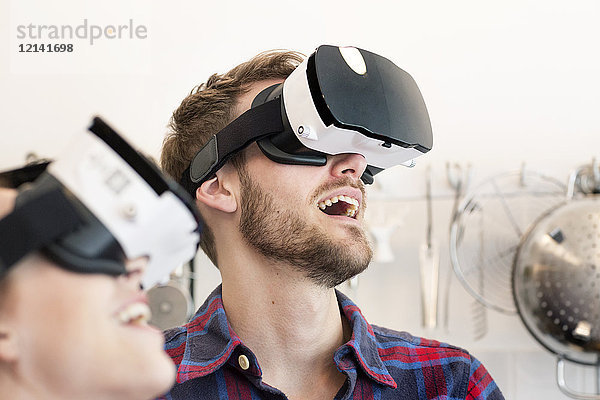Glückliches junges Paar mit VR-Brille