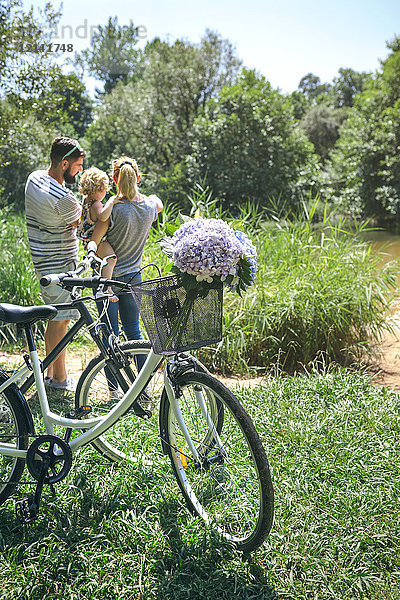 Familie mit Fahrrad auf dem Land