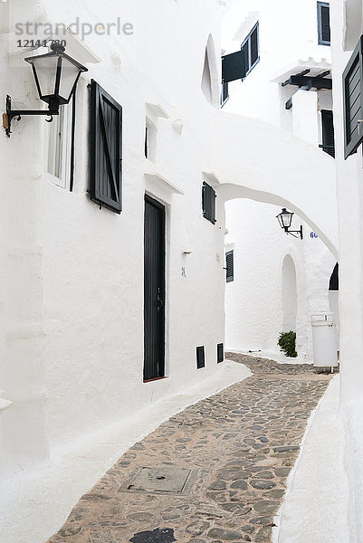Spanien  Menorca  Binibequer Vell  weißes traditionelles kleines Dorf  Gasse