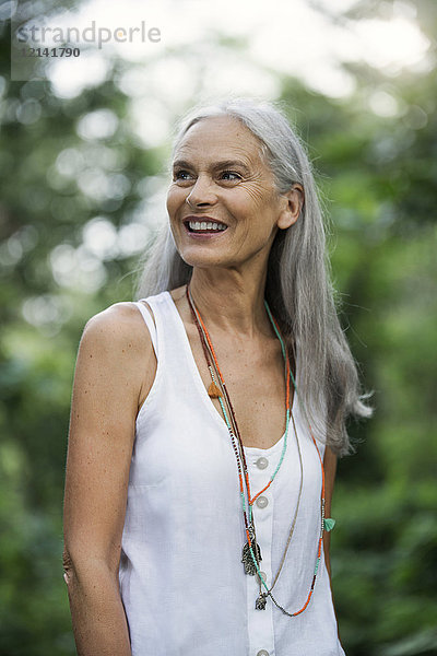 Attraktive Seniorin in der Natur stehend  Portrait