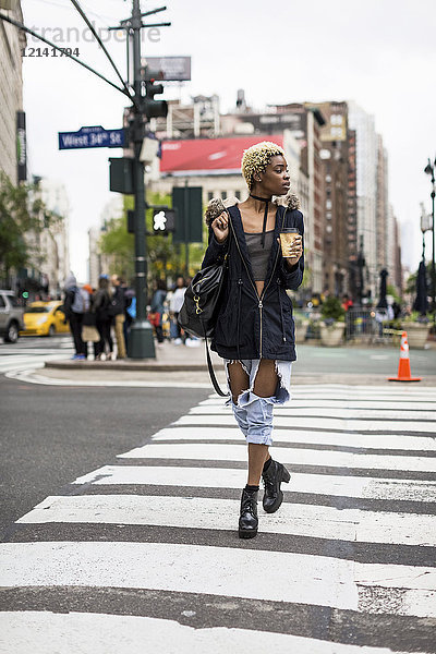 USA  New York City  modische junge Frau mit Kaffee zum Überqueren der Straße