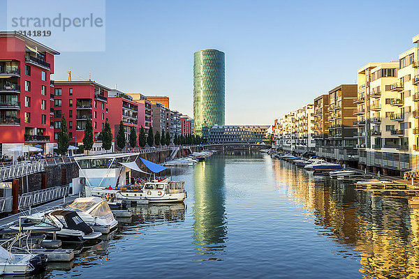 Deutschland  Frankfurt  Luxuswohnhäuser am Westhafen mit Westhafen Tower im Hintergrund