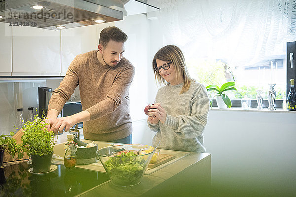 Paar Salatzubereitung in der Küche zusammen