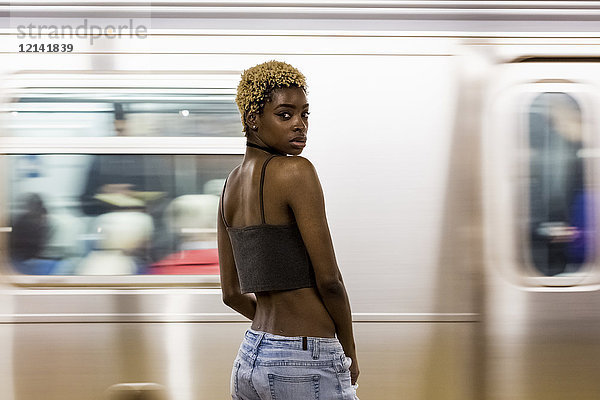 USA  New York City  Porträt einer Frau auf dem Bahnsteig der U-Bahn-Station