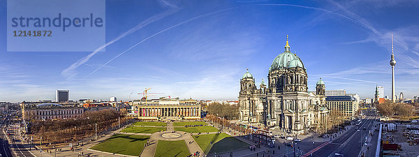 Deutschland  Berlin  Berlin-Mitte  Panoramablick auf Museumsinsel  Berliner Dom und Berliner Fernsehturm