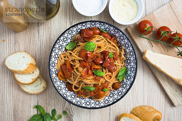 Spaghetti mit Kirschtomaten und Basilikum in der Schale