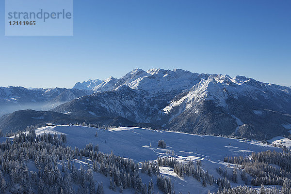 Österreich  Oberösterreich  Salzkammergut  Gosau  Skigebiet Dachstein-West  Blick auf das Tennengebirge