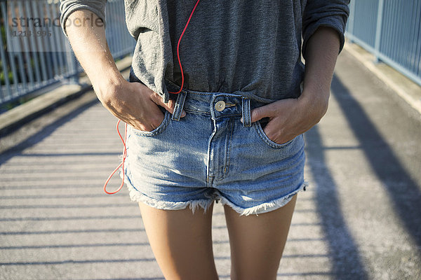 Junge Frau in Jeans-Shorts  Teilansicht