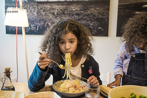 Kleines Mädchen isst leckere Spaghetti