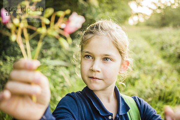 Porträt eines Mädchens mit Wildblumen in der Natur
