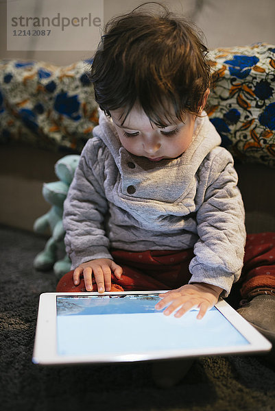 Baby Girl beim Anschauen von Videos auf einem Tablett zu Hause