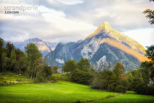 Slowenien  Bovec  Triglav-Nationalpark  Kanin-Tal im Herbst  Abendstimmung