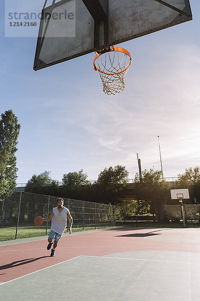 Mann spielt Basketball