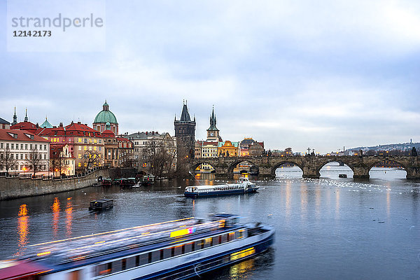 Tschechien  Prag  Karlsbrücke und Tourboot