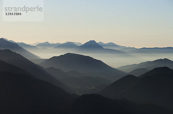 Österreich  Salzkammergut  Blick vom Schafberg zur Osterhorngruppe am Morgen