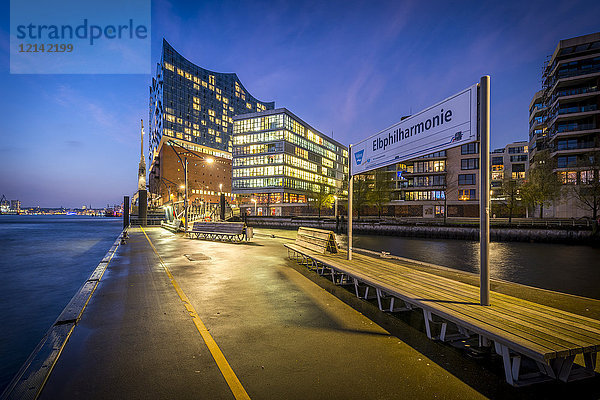 Deutschland  Hamburg  Hafencity  Liegeplatz Elbphilharmonie  Elbphilharmonie im Hintergrund