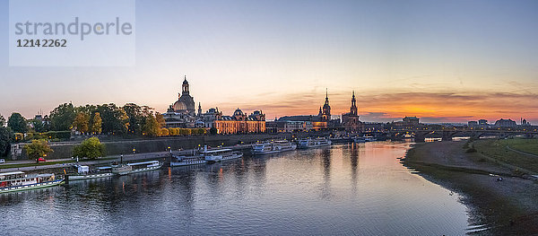 Deutschland  Sachsen  Dresden  Skyline am Abend
