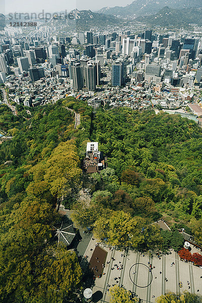 Südkorea  Seoul. Stadtansicht vom Seoul Tower mit Namsan Park und Namsan Seilbahn