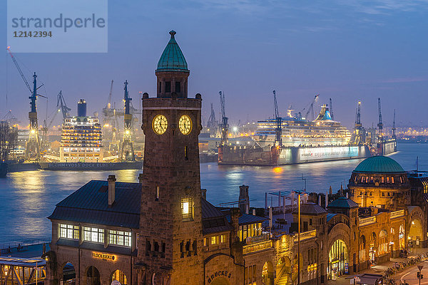 Deutschland  Hamburg  St. Pauli Anlegestellen  Gauge Tower  Kreuzfahrtschiffe im Hafen  Blaue Stunde