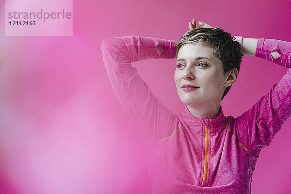 Porträt einer Frau in rosa Sportbekleidung