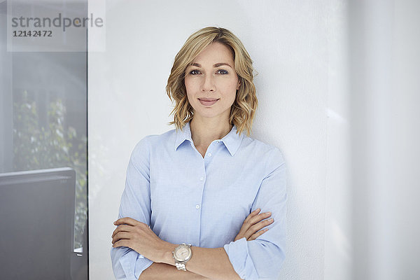 Porträt einer blonden Frau  Geschäftsfrau  hellblaue Bluse
