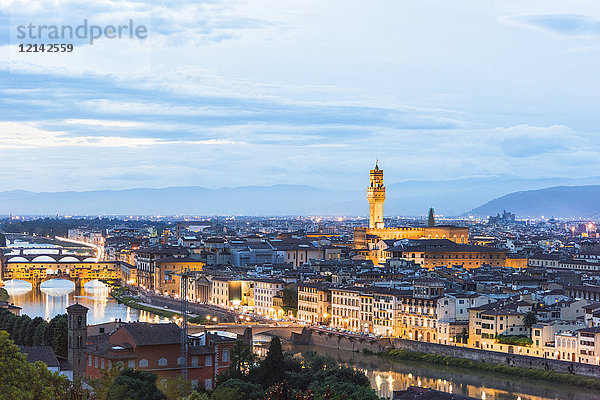 Italien  Toskana  Florenz  Altstadt mit Arno und Ponte Vecchio  blaue Stunde
