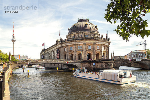 Deutschland  Berlin  Berlin-Mitte  Blick auf Berliner Fernsehturm und Bode-Museum mit Tourboot auf der Spree im Vordergrund