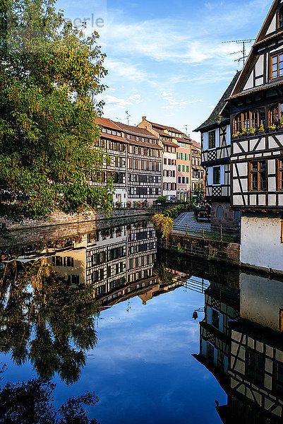 Frankreich  Straßburg  Fachwerkhäuser am Fluss III