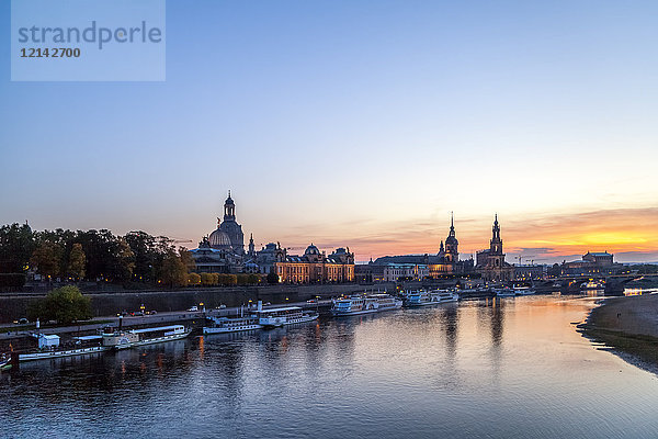 Deutschland  Sachsen  Dresden  Skyline am Abend