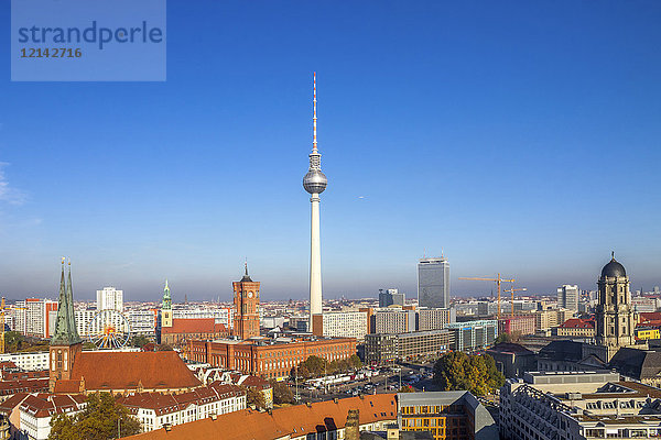 Deutschland  Berlin  Berlin-Mitte  Berliner Fernsehturm und Rotes Rathaus