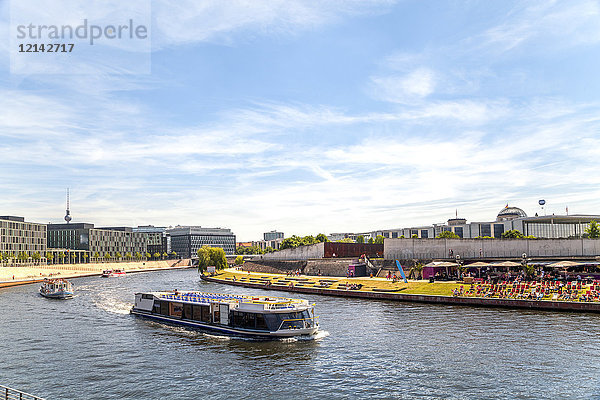 Deutschland  Berlin  Berlin-Mitte  Regierungsviertel  Kapelle-Ufer  Ausflugsschiffe auf der Spree