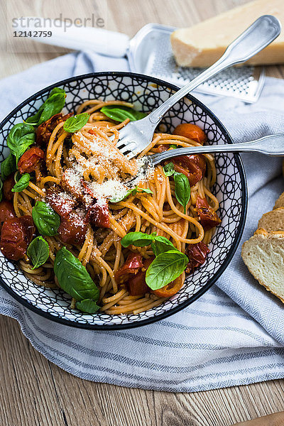 Spaghetti mit Kirschtomaten und Basilikum in einer Schüssel