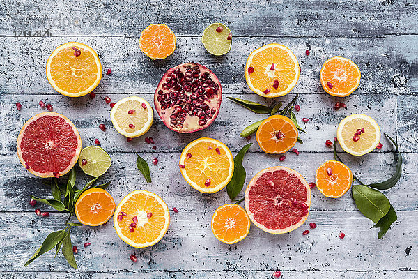 verschiedene Zitrusfrüchte  Orange  Mandarine  Grapefruit  Limette  Zitrone und Granatapfel