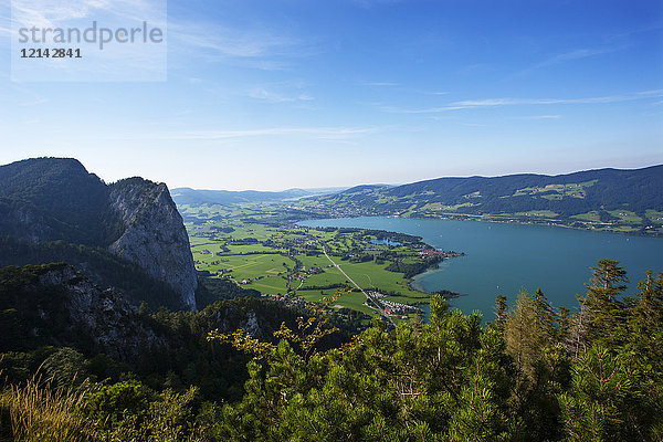 Österreich  Salzkammergut  Mondseeland  Blick vom Almkogel auf Drachenwand und Mondsee